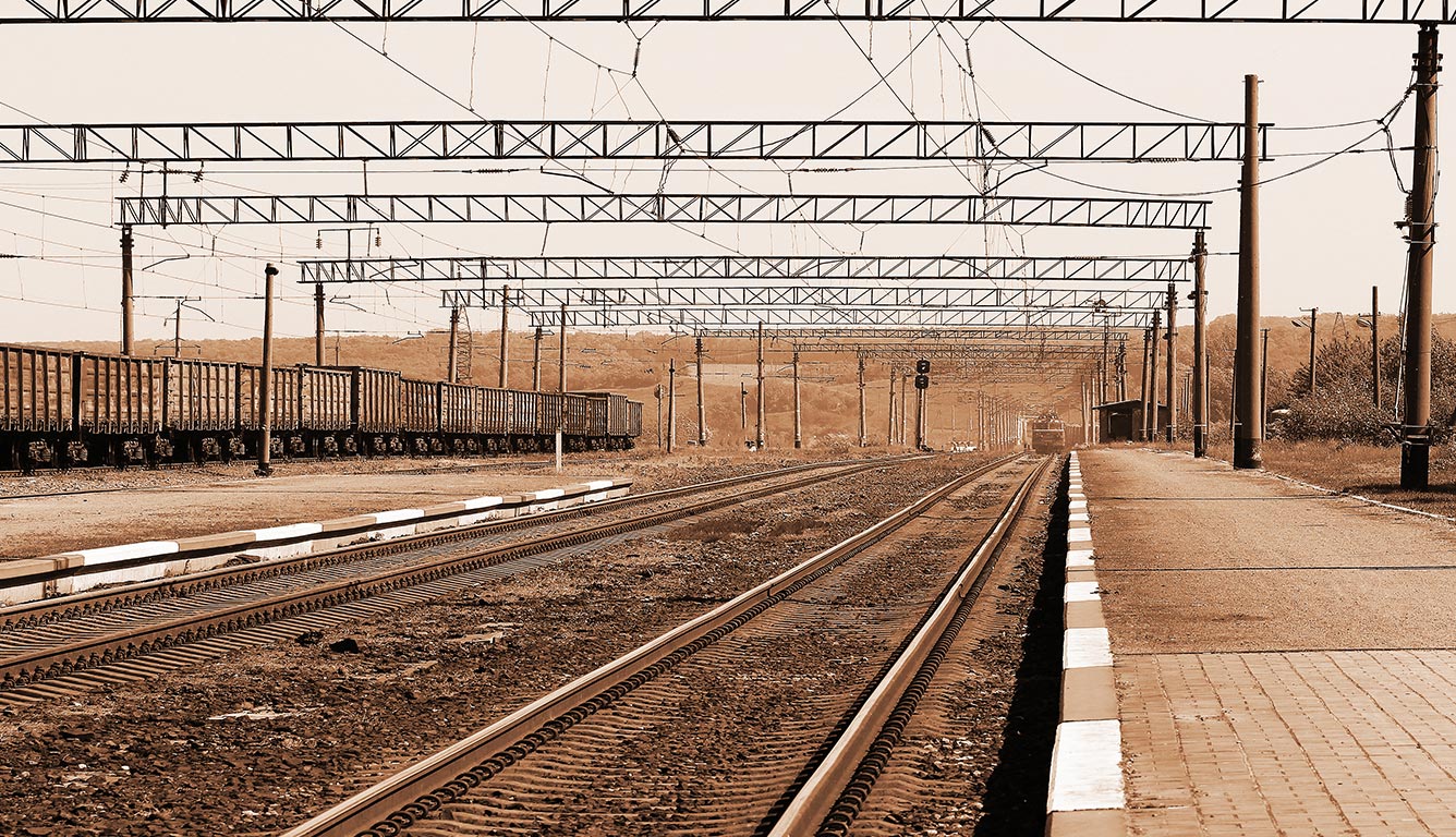 Installation of electrification systems on the Indian rail network