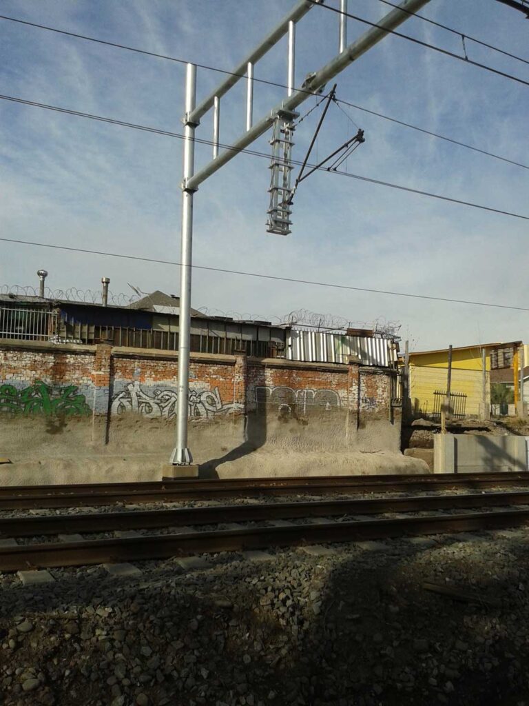 Construcción y montaje de sistema de vías y catenarias