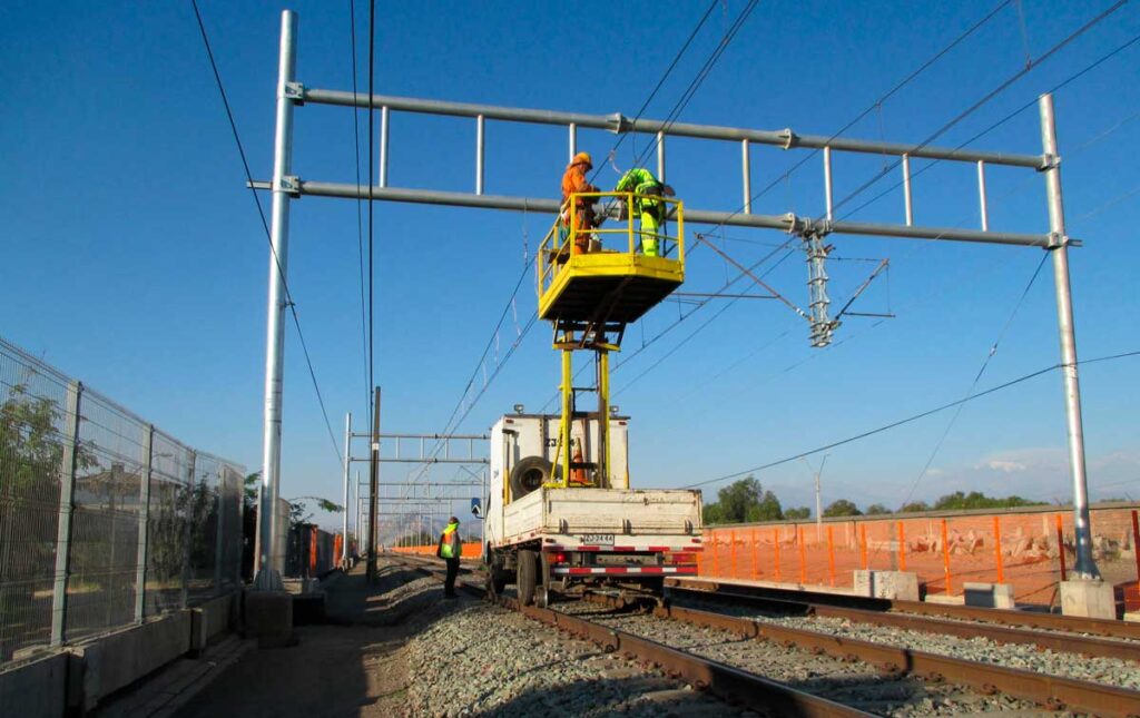 Construcción y montaje de sistema de vías y catenarias