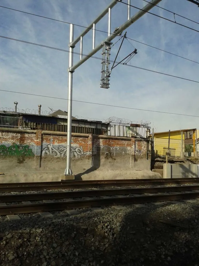 Construcción y montaje de sistema de vías y catenarias